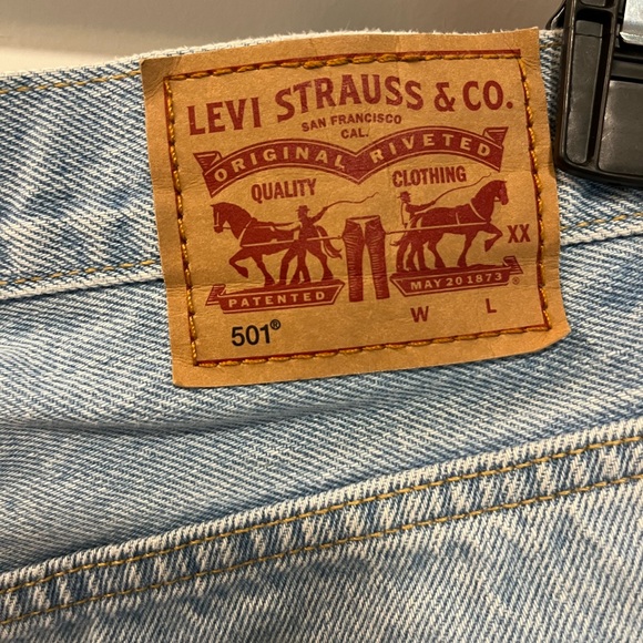 Levi's Women's Premium 501 Original Shorts - Picture 11 of 15